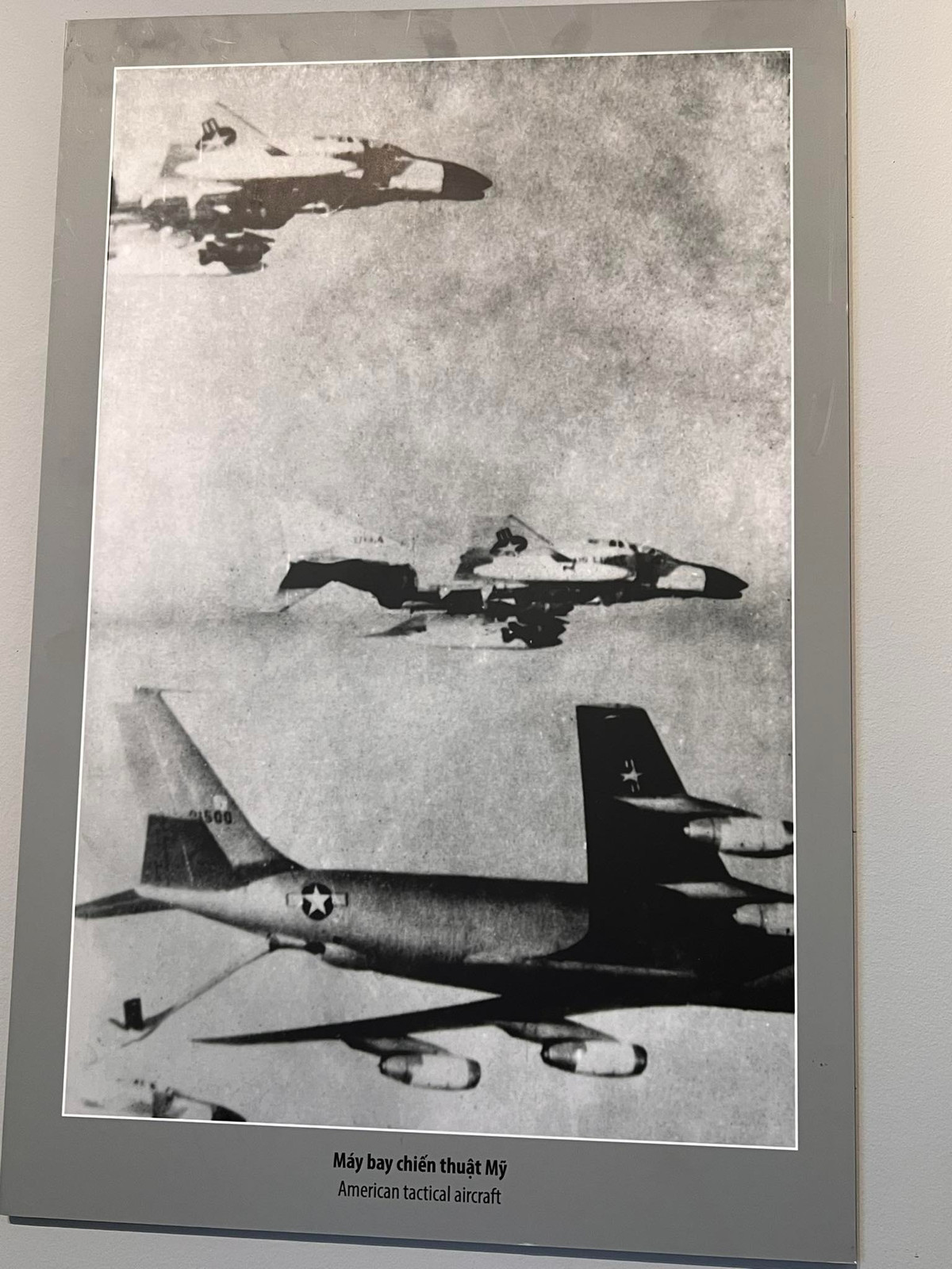 Kết quả là quân và dân miền Bắc đã bắn rơi 81 máy bay các loại, trong đó có 34 máy bay B-52, làm nên Chiến thắng "Hà Nội - Điện Biên Phủ trên không". Hình ảnh máy bay chiến thuật Mỹ quần thảo trên bầu trời Hà Nội năm 1972.