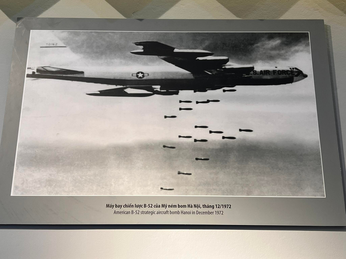 Máy bay chiến lược B-52 của Mỹ ném bom ở Hà Nội tháng 12/1972.