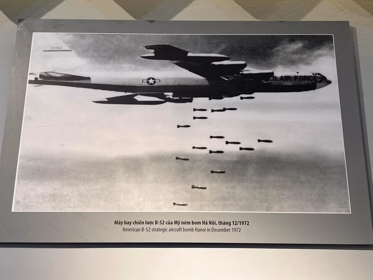 Máy bay chiến lược B-52 của Mỹ ném bom ở Hà Nội tháng 12/1972.