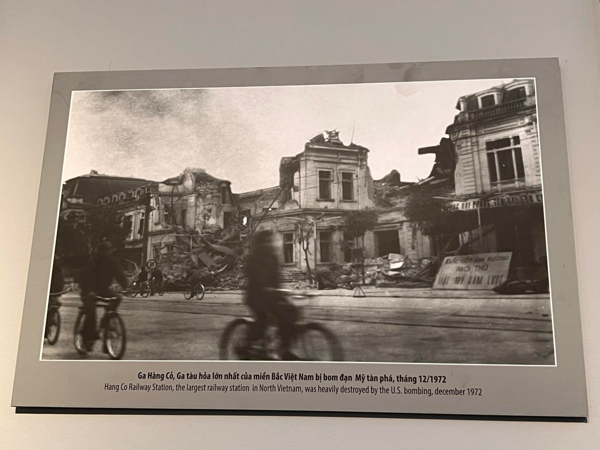 Trong ảnh là ga Hàng Cỏ - ga tàu hỏa lớn nhất ở miền Bắc Việt Nam bị bom đạn của Mỹ tàn phá tháng 12/1972.