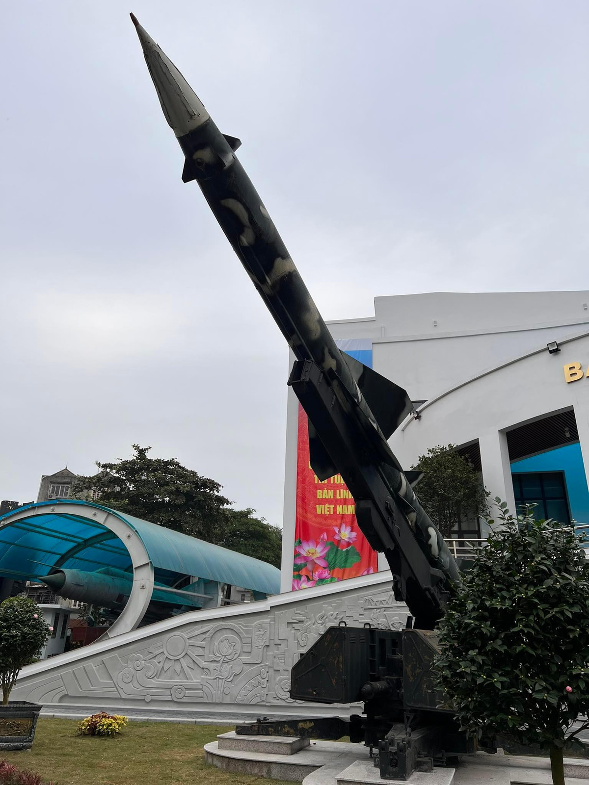 Để giải quyết tình huống này, chỉ huy các trung đoàn liên tục nhắc nhở, yêu cầu các kíp chiến đấu: “Khách đến còn nhiều, chú ý tiết kiệm gạo”. Bộ đội tên lửa phải chắt chiu, xác định thật kỹ mục tiêu mới nhấn nút nhả đạn từng phát một, nhưng hiệu suất chiến đấu vẫn rất hiệu quả. Thêm nữa, Quân chủng Phòng không-Không quân đã nghiên cứu tìm cách tăng hạn, kéo dài tuổi thọ cho từng quả đạn tên lửa SAM-2 bằng “quy trình lắp ráp ngược”.