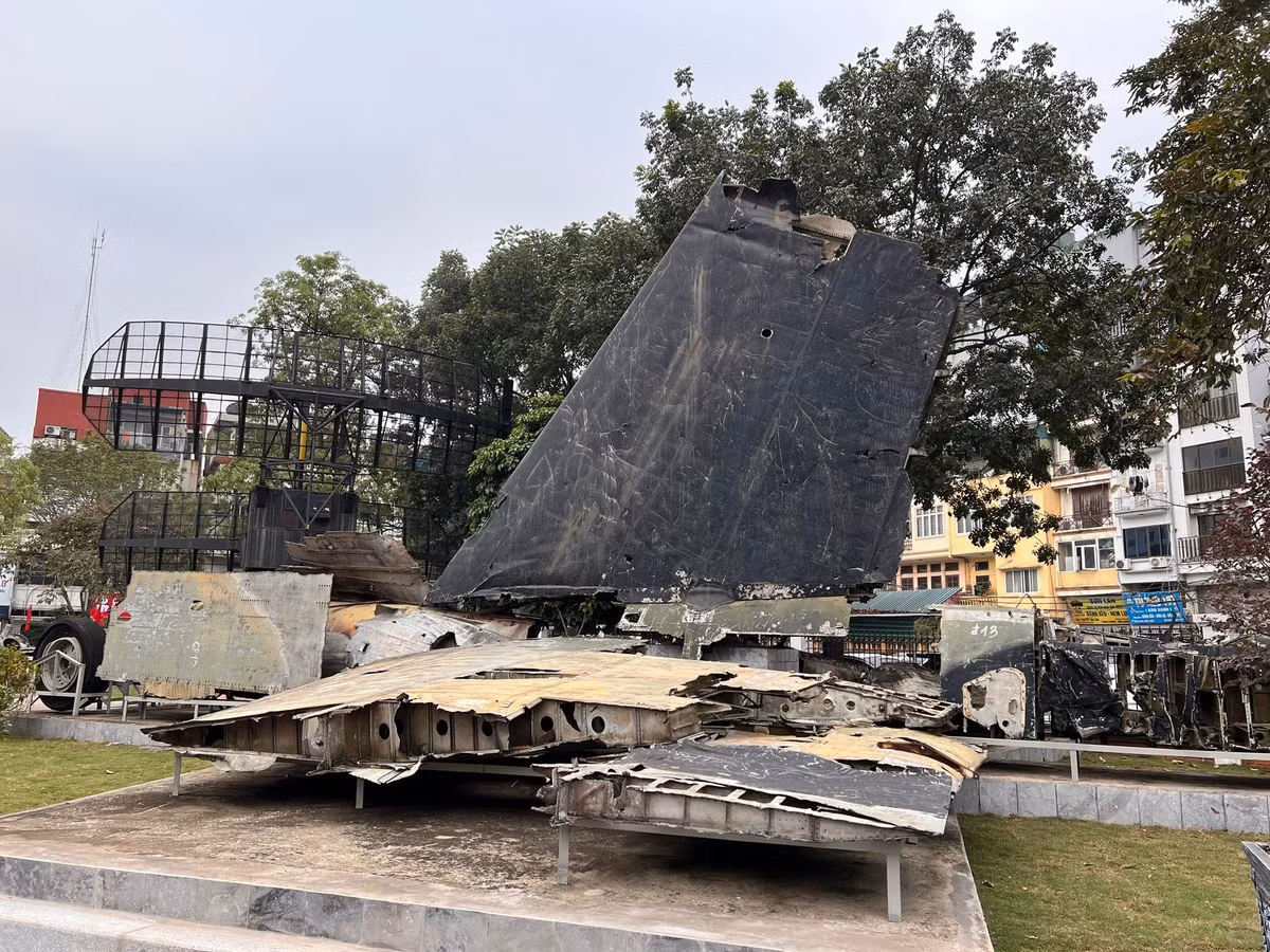 Xác máy bay B-52 được trưng bày trong Bảo tàng Chiến thắng B52.