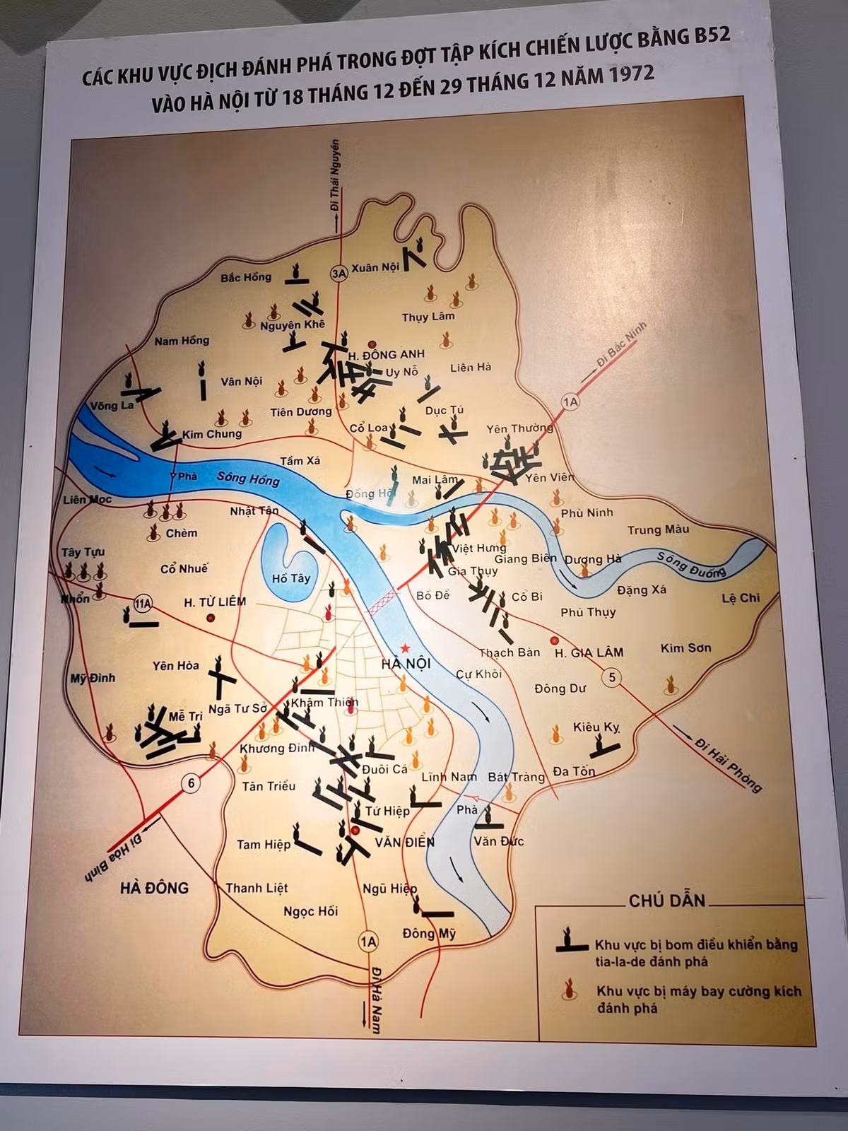 Trong 12 ngày đêm (từ ngày 18 - 30/12/1972), Không quân Mỹ mở chiến dịch không quân qui mô chưa từng có trong lịch sử chiến tranh ở Đông Dương, dùng máy bay chiến lược B-52 ném bom vào Hà Nội, Hải Phòng... Trong ảnh là bản đồ các khu vực Mỹ đánh phá trong đợt tập kích chiến lược bằng B-52 vào Hà Nội từ ngày 18 - 29/12/1972.