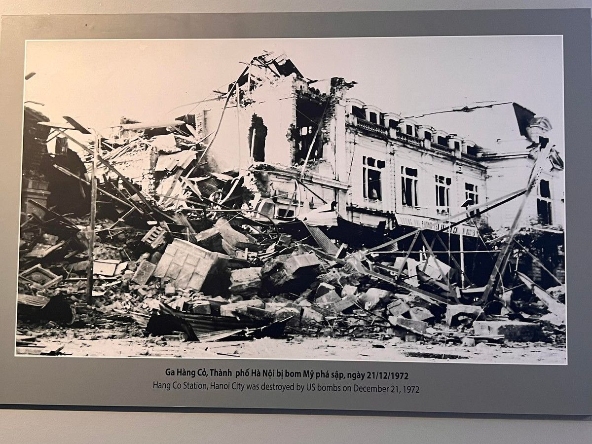 Bảo tàng là nơi lưu giữ nhiều tư liệu quý giá, gợi nhớ ký ức không thể nào quên về 12 ngày đêm của "Hà Nội - Điện Biên Phủ trên không". Trong ảnh là ga Hàng Cỏ ở thủ đô Hà Nội bị phá sập do máy bay Mỹ dội bom phá hủy ngày 21/12/1972.