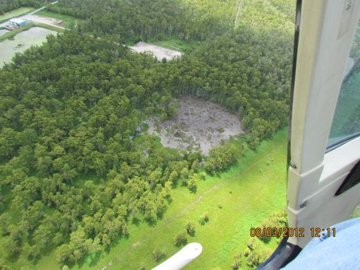 Tuy nhiên, sau 2 tháng ghi nhận sự việc bí ẩn xảy ra tại đầm lầy Bayou Corne, hơn 350 người dân ở khu vực Assumption Parish được sơ tán đến nơi an toàn sau khi giới chức trách phát hiện hố sụt khổng lồ.