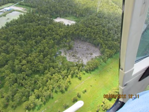 Tuy nhiên, sau 2 tháng ghi nhận sự việc bí ẩn xảy ra tại đầm lầy Bayou Corne, hơn 350 người dân ở khu vực Assumption Parish được sơ tán đến nơi an toàn sau khi giới chức trách phát hiện hố sụt khổng lồ.