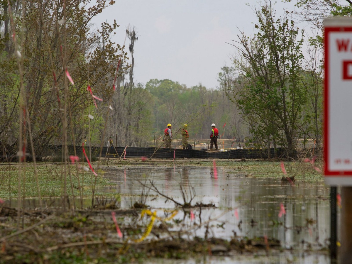 Hố sụt khổng lồ này xuất hiện ở giữa đầm lầy Bayou Corne. Nó chính là "thủ phạm" nhấn chìm nhiều cây cối, vật chất xung quanh, bao gồm cả nhà cửa.