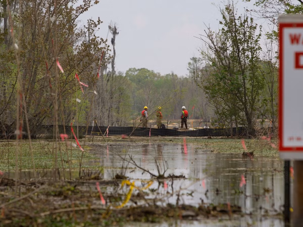 Hố sụt khổng lồ này xuất hiện ở giữa đầm lầy Bayou Corne. Nó chính là "thủ phạm" nhấn chìm nhiều cây cối, vật chất xung quanh, bao gồm cả nhà cửa.