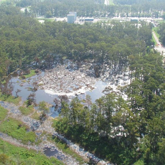 Đôi khi, người dân cảm thấy mặt đất rung lắc giống như sắp xảy ra động đất. Thế nhưng, không có trận động đất nào được ghi nhận xảy ra tại khu vực này sau đó.