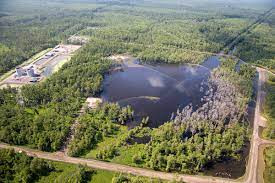 Trong những ngày tiếp theo, người dân sống ở phía bắc Assumption Parish, tiểu bang Louisiana nhìn thấy những bong bóng khí lớn nổi lên trên mặt đầm lầy Bayou Corne.