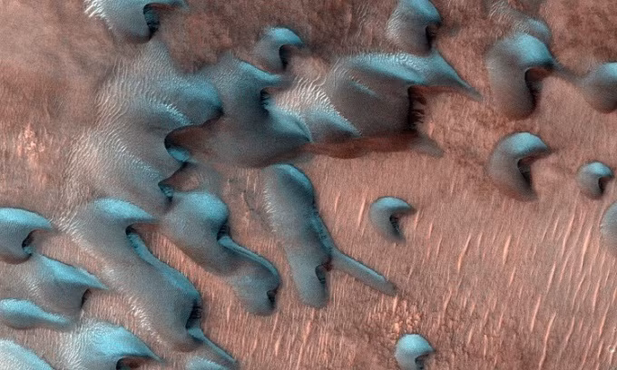 Khi mùa Đông đến, bề mặt sao Hỏa như biến thành thế giới khác. Nhiệt độ trên hành tinh đỏ luôn dưới 0 độ C và xuất hiện băng, tuyết và sương giá.