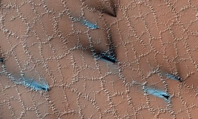 Cụ thể, các robot thám hiểm, tàu thăm dò sao Hỏa của NASA đã làm việc trên hành tinh đỏ trong những năm qua. Nhờ những dữ liệu thu thập được, các chuyên gia NASA biết được sao Hỏa cũng có mùa Đông nhưng khác biệt so với Trái đất.