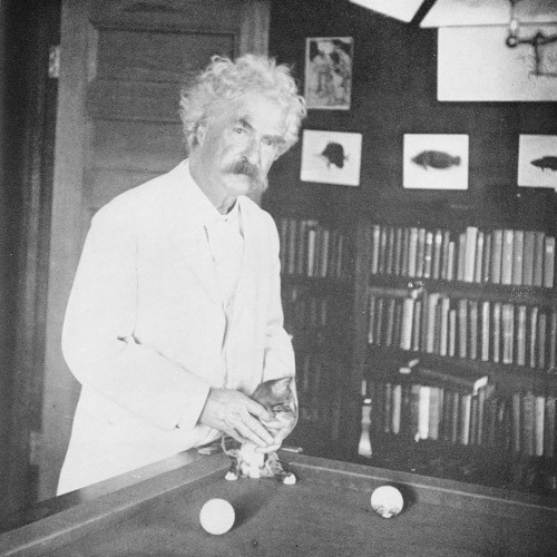 Lúc sinh thời, Mark Twain từng nói ông và sao chổi Halley cùng xuất hiện năm 1835. Khi nó xuất hiện một lần nữa, ông sẽ biến mất cùng nó. Quả thật, nhà văn nổi tiếng thế giới này qua đời năm 1910 - đúng vào năm mà sao chổi Halley xuất hiện.