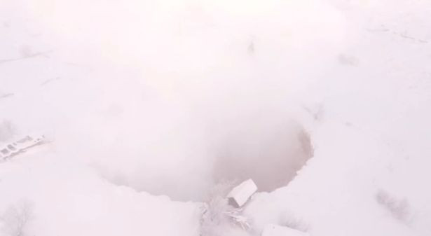 Do lo ngại sự bất ổn của mặt đất phía trên khu mỏ nên giới chức địa phương đã sơ tán người dân sống gần "cổng địa ngục" để đảm bảo an toàn cho cư dân.