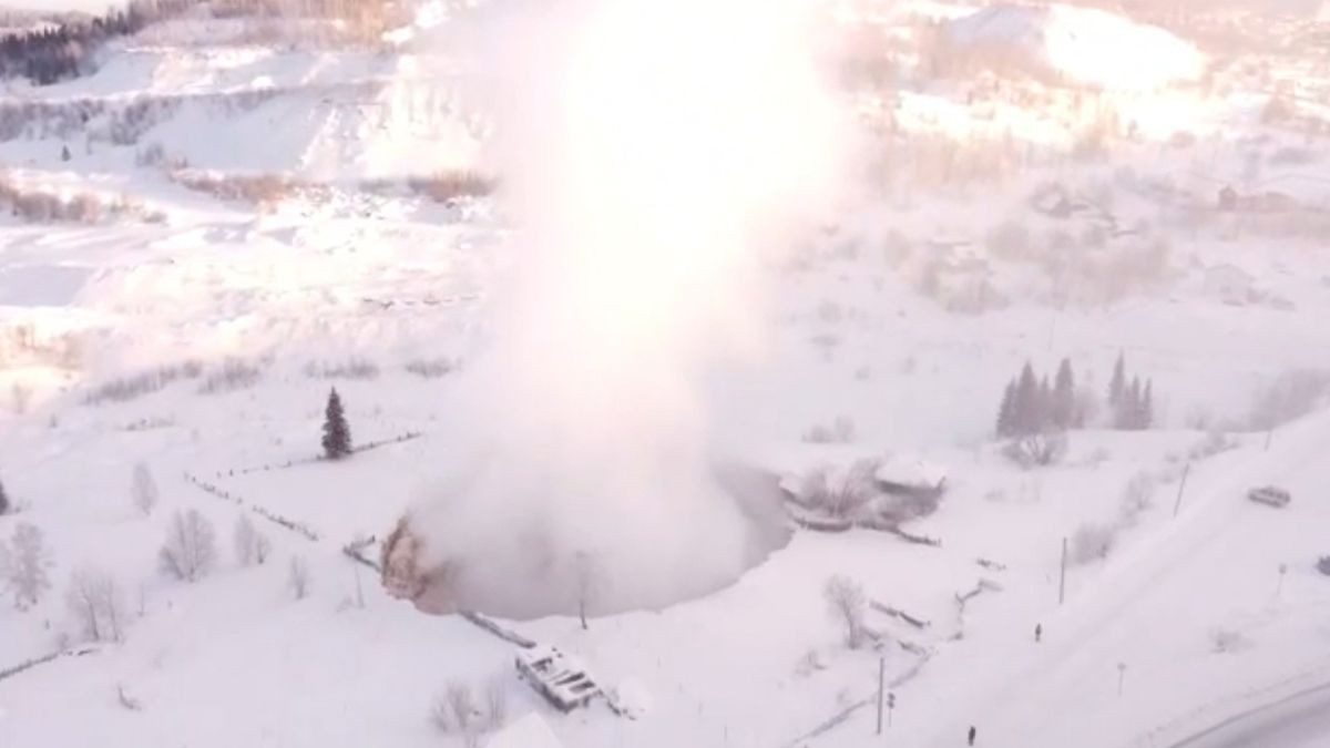 Theo các chuyên gia, "cổng địa ngục" này xuất hiện do áp suất lớn dần bên dưới mặt đất. Theo đó, lớp đất phía trên bắt đầu phồng lên trước khi sụp xuống. Khí gas giải phóng từ hố khiến đất đá và băng bắn ra rải rác trong bán kính khoảng vài trăm mét.