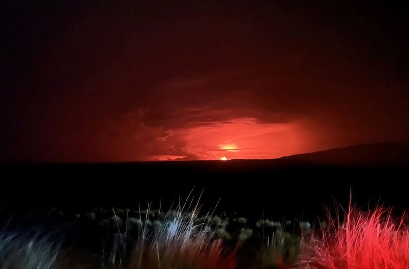 Dung nham được chứa trong đỉnh núi lửa và hiện không đe dọa đến cuộc sống của người Hawaii ở phía dưới, theo Cơ quan đại chất Mỹ (USGS). Ảnh: Reuters