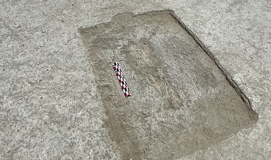 Thế nhưng, những dấu chân đó không hoàn toàn biến mất mà được lưu lại nhờ một lớp bùn nằm bên dưới. Nhà khảo cổ Daron giải thích rằng, bên dưới lớp cát là một lớp bùn. Chúng đã lưu trữ các dấu chân giống như khi ta in mực lên mặt giấy.