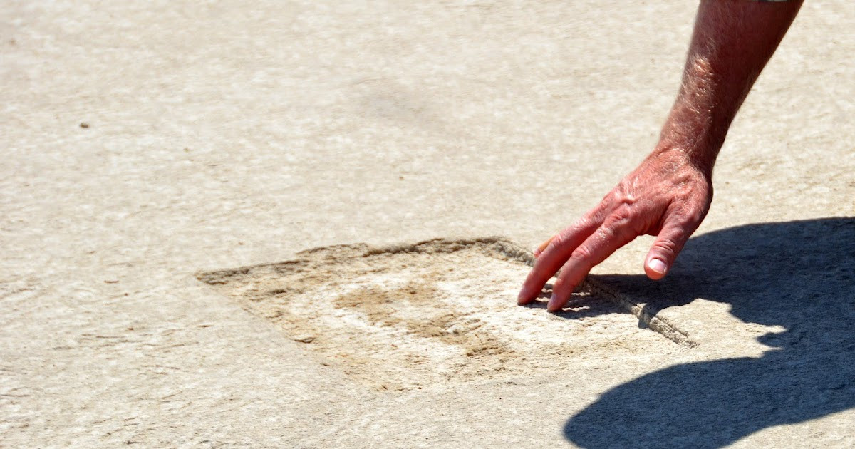 Điều đặc biệt khiến các chuyên gia chú ý đến những dấu chân cổ xưa này là chúng chỉ xuất hiện sau khi trời mưa và dần "biến mất" khi bề mặt khô đi dưới ánh nắng Mặt trời.