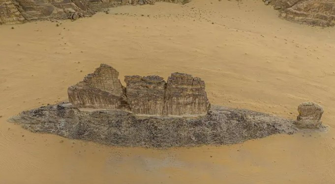 Mặc dù anh Al Enazi không phải là người đầu tiên phát hiện khối đá có hình dáng giống con cá trên nhưng đoạn video quay từ trên cao này thu hút sự chú ý rất lớn của công chúng. “Nhiếp ảnh gia nhìn thấy những điều mọi người không nhận ra”, anh Al Enazi nói. Anh đã đặt trên cho khối đá đó là "Cá sa mạc".