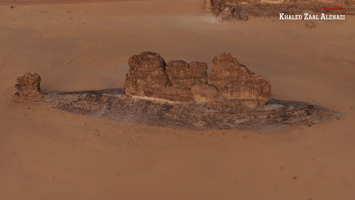 Cụ thể, trong lúc quay phim những kho báu khảo cổ ở quận Al-Ula của Arab Saudi bằng máy bay không người lái, Al Enazi bất ngờ khi nhìn thấy hình ảnh một khối đá có hình dáng kỳ lạ.