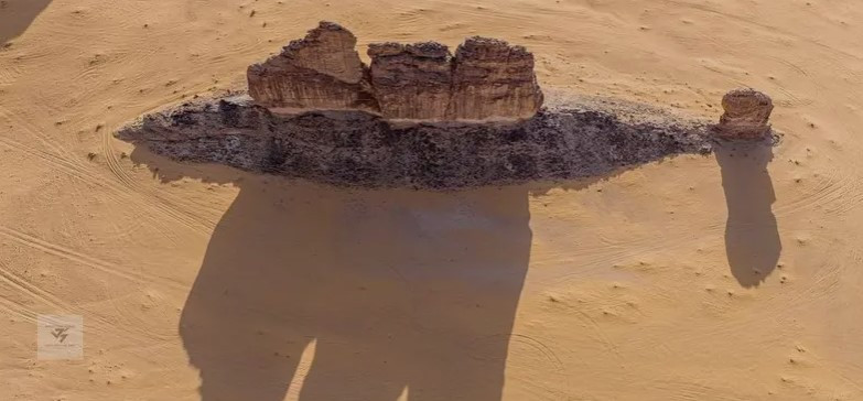 "Khi tôi đang quay tư liệu, hình ảnh một ngọn núi đập vào trước mắt tôi, hình dáng của nó gợi nhắc tới một con cá ở trung tâm sa mạc", anh Al Enazi cho hay.