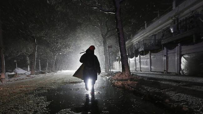 Một số nhân chứng cho hay những người mặc đồ đen thường đi thành nhóm 3 người. Họ mặc vest đen, đeo kính râm dù trời tối, đội mũ và đi ô tô màu đen. Nhiều người cho rằng, đôi mắt của họ ẩn chứa điều khác người thường khiến họ phải đeo kính râm để bí mật không bị bại lộ.