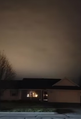 Kimberly - một trong những nhân chứng kể rằng cô và chồng đang lái xe thì bất ngờ nhìn thấy một vật thể bất ngờ sà xuống trước ô tô. Ban đầu, họ cứ ngỡ đó là một con cú trắng. Tuy nhiên, sau khi nó sà xuống xe thêm 3 lần, vợ chồng Kimberly nhận ra đó không phải là một con cú.