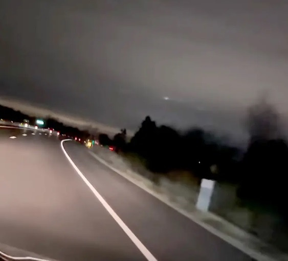 Những video quay được vật thể bí ẩn nghi UFO trên lần đầu tiên được cựu đặc vụ FBI và người dẫn chương trình Nhân chứng UFO trên Discovery + Ben Hansen phát hiện.