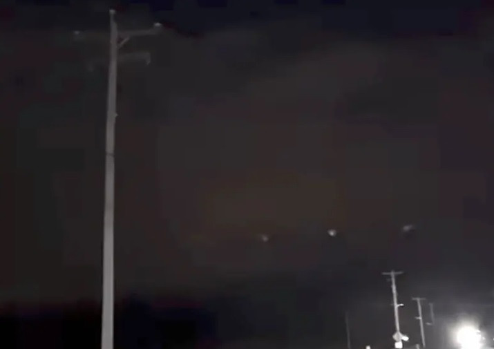 Người dân ở các vùng khác của Wisconsin và Michigan cũng báo cáo, quay phim, chụp ảnh sự kiện tương tự diễn ra gần như cùng lúc. Theo lời kể của các nhân chứng, những vật thể bí ẩn phát ra ánh sáng giống như đang "nhảy múa" trên bầu trời.