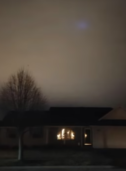 Vợ chồng Kimberly nhìn lên bầu trời và thấy những ánh sáng bí ẩn trên bầu trời và quyết định quay hình những gì họ nhìn thấy.