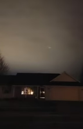 Chúng di chuyển với tốc độ nhanh đến kinh ngạc. Thêm nữa, dường như chúng đi theo một đội hình và thực hiện một số hành động kỳ quái.