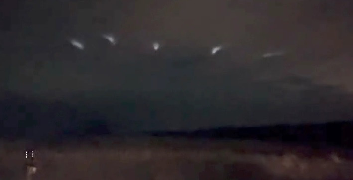 Vào đêm ngày 1/12, cư dân sống ở vùng nông thôn thuộc tiểu bang Wisconsin, Mỹ bất ngờ nhìn thấy các vật thể lạ xuất hiện trên bầu trời. Theo đó, một số người đã quay video về các vật thể bí ẩn nghi UFO xuất hiện.