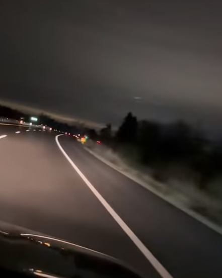 Một vài nhân chứng khác cho biết đã nhìn thấy những ánh sáng tương tự trên bầu trời. Về sau, một số ánh sáng chuyển sang màu tím.