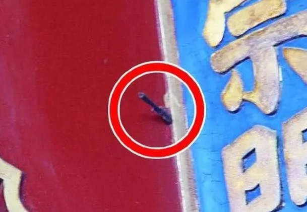 Trước bí ẩn này, các nhà nghiên cứu đã tìm kiếm các sử liệu, ghi chép và có được lời giải. Mũi tên bí ẩn trong Tử Cấm Thành trên liên quan đến một sự kiện xảy ra dưới thời hoàng đế Gia Khánh (1760 - 1820).