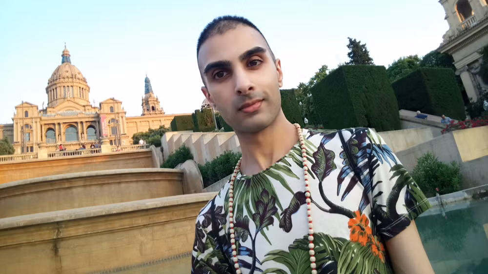 Do đó, ông Nicolas quyết định từ bỏ việc học lịch sử và kinh tế tại trường đại học để chuyên tâm theo đuổi công việc trị liệu và ngoại cảm. Nhà ngoại cảm này tiết lộ có thể nhìn thấy trước tương lai nhờ những giấc mơ tiên tri.