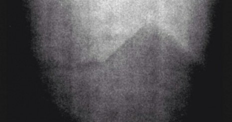 Tàu Apollo 17 của Mỹ đã chụp được bức ảnh bí ẩn này trong chuyến bay cuối cùng lên Mặt trăng. Trong ảnh có một khối hình trông giống ngọn núi hoặc kim tự tháp. Một quan điểm cho rằng đó có thể là kim tự tháp, thậm chí là lâu đài trên Mặt trăng mà NASA đã chụp được. Dù nhiều năm đã trôi qua nhưng các nhà khoa học NASA vẫn chưa giải thích về vật thể trong ảnh thực chất là gì.