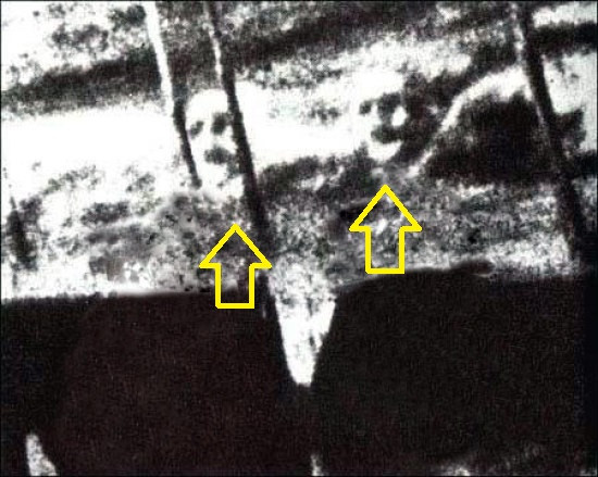 Vào tháng 12/1924, hai thủy thủ là James Courtney và Michael Meehan làm việc trên tàu S.S. Watertown đã thiệt mạng trong một vụ rò rỉ gas. Các thủy thủ đoàn đã thủy táng họ. Thế nhưng, điều kỳ lạ là khuôn mặt họ vẫn xuất hiện trên mặt nước nhiều ngày sau đó. Hình ảnh này đã được thuyền trưởng của con tàu cho người chụp lại.