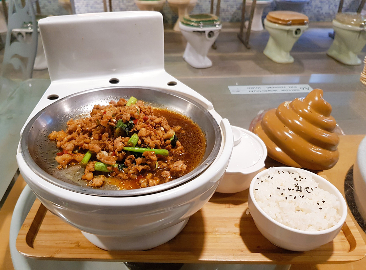 Đài Loan nổi tiếng thế giới có một nhà hàng mang tên Modern Toilet. Tại đây, các món ăn đều được bày biện trên những chiếc bát hình bồn cầu. Têm nữa, thực khách sẽ sử dụng những cuộn giấy thường chỉ được sử dụng trong toilet thay vì giấy ăn như ở các nhà hàng khác.