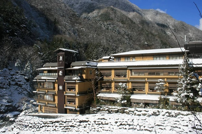Khách sạn suối nước nóng Nishiyama Onsen Keiunkan ở Nhật Bản được ghi vào sách kỷ lục thế giới Guinness là khách sạn lâu đời nhất hành tinh. Công trình được xây dựng từ năm 705 với điểm đặc biệt là mang lối kiến trúc truyền thống. Khách sạn sử dụng gỗ và đá làm vật liệu xây dựng chính.