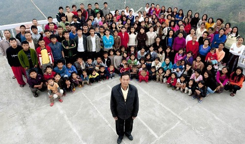 Ông Ziona Chana được xem là người đứng đầu gia đình đông nhất thế giới với 39 vợ, 94 người con, 14 con dâu, con rể và 33 người cháu. Đại gia đình của ông sống trong ngôi nhà 4 tầng có 100 phòng nằm giữa những ngọn đồi của ngôi làng Baktwang ở bang Mizoram, Ấn Độ.