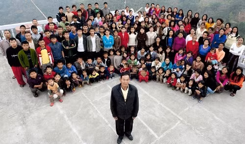 Ông Ziona Chana được xem là người đứng đầu gia đình đông nhất thế giới với 39 vợ, 94 người con, 14 con dâu, con rể và 33 người cháu. Đại gia đình của ông sống trong ngôi nhà 4 tầng có 100 phòng nằm giữa những ngọn đồi của ngôi làng Baktwang ở bang Mizoram, Ấn Độ.