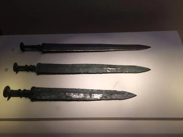 Các nhà khoa học ở Đại học London và Bảo tàng Đội quân đất nung đã tái tạo các đầu mũi tên tìm thấy trong mộ Tần Thủy Hoàng. Sau đó, họ bắn thử bằng một chiếc cung tên thời đó. Kết quả cho thấy những mũi tên dễ dàng đâm xuyên qua bộ áo giáp sử dụng ở thế kỷ 2 trước Công nguyên và có thể gây ra vết thương chí mạng.