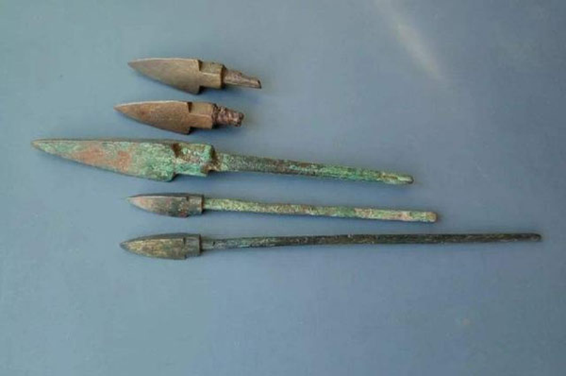 Theo đó, các chuyên gia về vũ khí nhận định nhà Tần có trình độ chế tác vũ khí vượt trước thời đại. Nhờ số vũ khí có khả năng sát thương cao như vậy, quân đội nhà Tần dưới sự chỉ huy của Tần Thủy Hoàng từng bước tiêu diệt 6 nước chư hầu, thống nhất giang sơn.