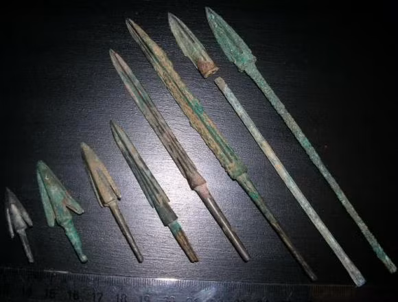 Mỗi cung tên gồm đầu bắn hình tam giác giống kim tự tháp, phần chuôi giúp lắp tên vào khung tre hoặc gỗ và một sợi lông chim gắn ở đuôi. Các bộ phận kim loại của cung tên (mũi tên và chuôi) là phần duy nhất còn nguyên vẹn.