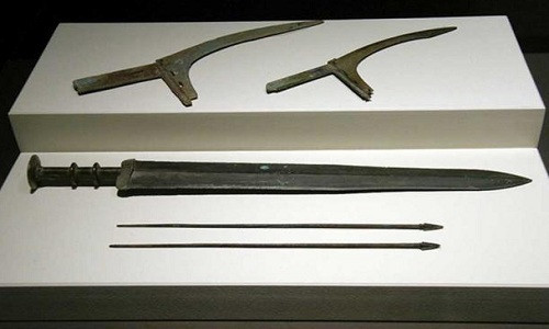 "Thần vật" đó chính là vũ khí của quân Tần. Tại lăng mộ của Tần Thủy Hoàng, các nhà khảo cổ tìm thấy nhiều vũ khí như kiếm, nỏ, mũi tên ba cạnh... Trong số đó, đầu mũi tên là vũ khí phổ biến nhất mà các nhà khảo cổ tìm thấy trong lăng mộ. Chúng được xếp theo từng bó 100 chiếc tương đương với số tên trong bao của một cung thủ.