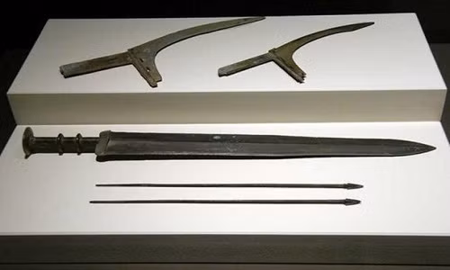 "Thần vật" đó chính là vũ khí của quân Tần. Tại lăng mộ của Tần Thủy Hoàng, các nhà khảo cổ tìm thấy nhiều vũ khí như kiếm, nỏ, mũi tên ba cạnh... Trong số đó, đầu mũi tên là vũ khí phổ biến nhất mà các nhà khảo cổ tìm thấy trong lăng mộ. Chúng được xếp theo từng bó 100 chiếc tương đương với số tên trong bao của một cung thủ.