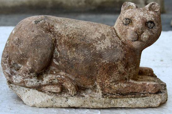 Sau khi một con mèo chết vì nguyên nhân tự nhiên, các thành viên trong gia đình sẽ làm tang lễ cho con vật linh thiêng này. Trong số này có việc họ sẽ ướp xác mèo trước khi chôn cất hay bảo quản trong đền thờ nữ thần Bastet.