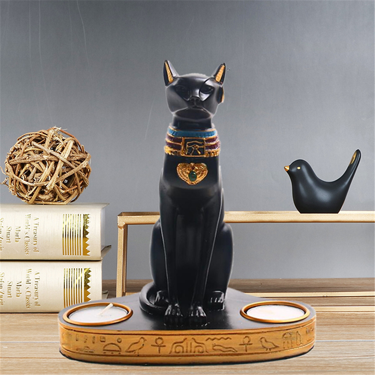 Trong những thập kỷ gần đây, giới khảo cổ đã tìm thấy hàng trăm xác ướp mèo tại Ai Cập cho thấy nữ thần Bastet và loài vật này được có vai trò quan trọng trong đời sống tâm linh của người Ai Cập sống cách đây hàng ngàn năm.