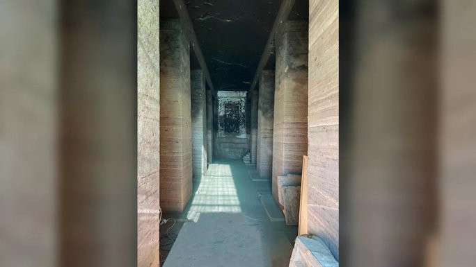 Các nhà khảo cổ đã phát hiện một ngôi mộ cổ đặc biệt tại nghĩa địa cổ Qubbet el-Hawa, gần Aswan ngày nay, Ai Cập. Mộ cổ này có niên đại khoảng 3.800 năm tuổi, được nhà Ai Cập học Sir Ernest Alferd Thompson Wallis Budge phát hiện lần đầu vào năm 1885. Tuy nhiên, phải đến giai đoạn năm 2008 - 2018, các chuyên gia mới tiến hành cuộc khai quật.