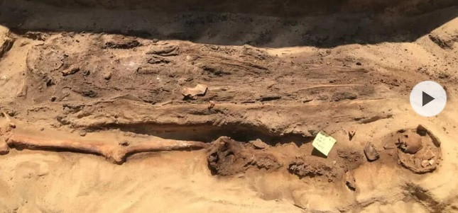 Theo các chuyên gia, xác ướp được đặt trong quan tài gỗ cùng với một số đồ tùy táng như vòng cổ, đồ gốm, đồ tạo tác bằng vàng...